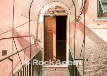 Interno palazzo - Trilocale via Leonardo Montaldo, 21, Genova (zona Marassi) - foto 1