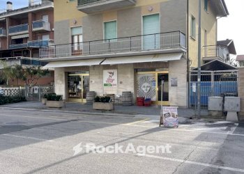 Facciata - Alimentari - Gastronomia via Trieste, 37, Alba Adriatica - foto 5