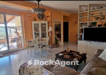 Salone - Stabile - Palazzo via degli Oleandri, 2, Crotone - foto 1