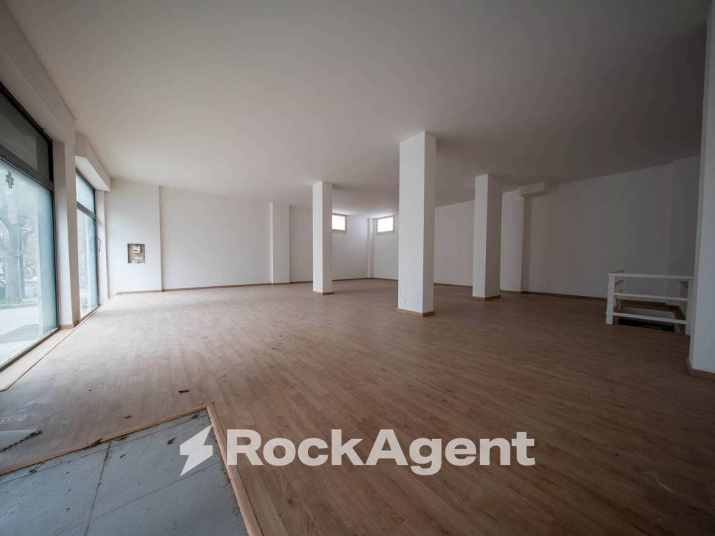 Interno non residenziale - Negozio via Giovanni Amendola, 53, Sassari - foto 1