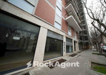 Facciata - Negozio via Giovanni Amendola, 53, Sassari - foto 16