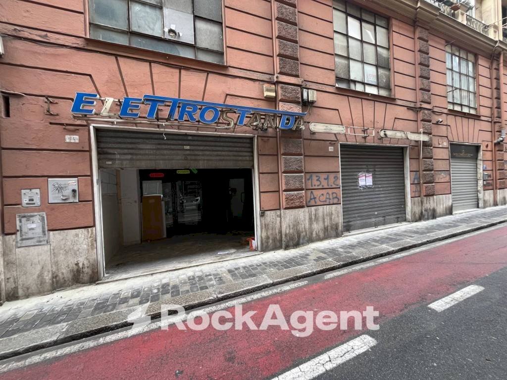 Facciata - Negozio via Giacomo Giovanetti 64, Genova (zona Sampierdarena) - foto 1