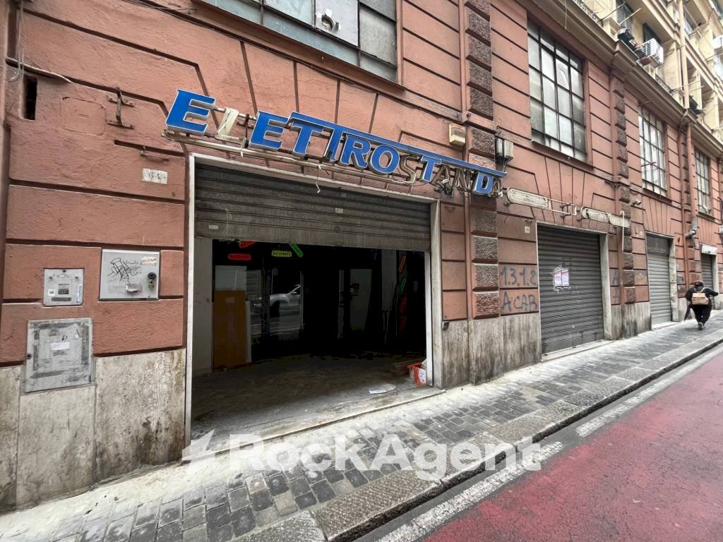 Facciata - Negozio via Giacomo Giovanetti 64, Genova (zona Sampierdarena) - foto 2