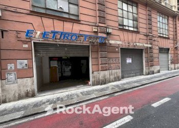 Facciata - Negozio via Giacomo Giovanetti 64, Genova (zona Sampierdarena) - foto 1