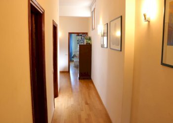 Veduta del corridoio che porta alla cucina-pranzo, al bagno ed alle due camere - Quadrilocale Piazza Tanucci, Firenze - foto 6