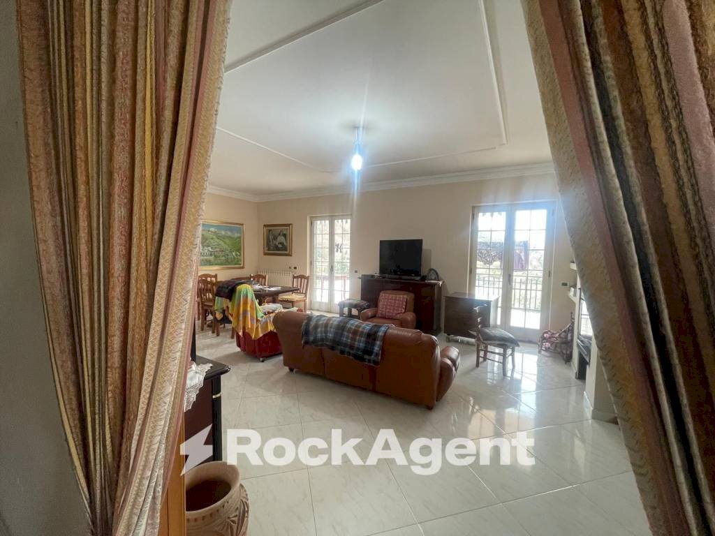 Salone - Appartamento via Mutulano, 20, Lettere - foto 2