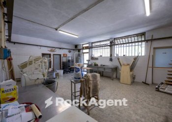 Interno non residenziale - Negozio via per Camaiore, Lucca - foto 10