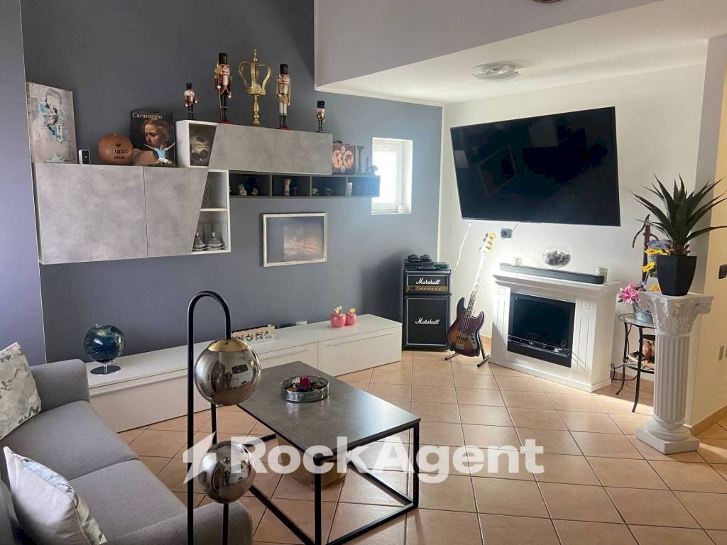 Salone - Villa a Schiera via Sortino, 19, Roma - foto 1