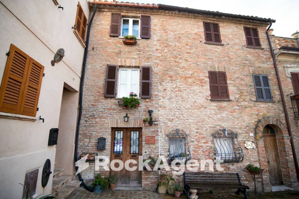 Facciata - Villa a Schiera via Donato Bramante, 3, Mondavio - foto 2