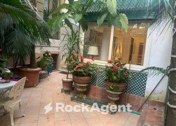 Cortile interno - Two-room apartment via del Parco Margherita, Napoli (neighborhood Chiaia) - photo 8