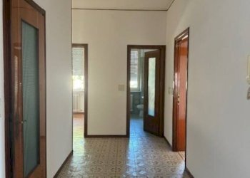 Corridoio - Four-room apartment via Piave, Borgo Val di Taro - photo 17