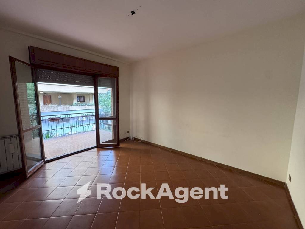 Camera da letto - Three-room apartment via Sanzeno, 15, Roma - photo 2