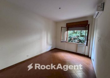 Camera da letto - Three-room apartment via Sanzeno, 15, Roma - photo 13