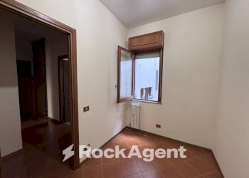 Camera da letto - Three-room apartment via Sanzeno, 15, Roma - photo 18
