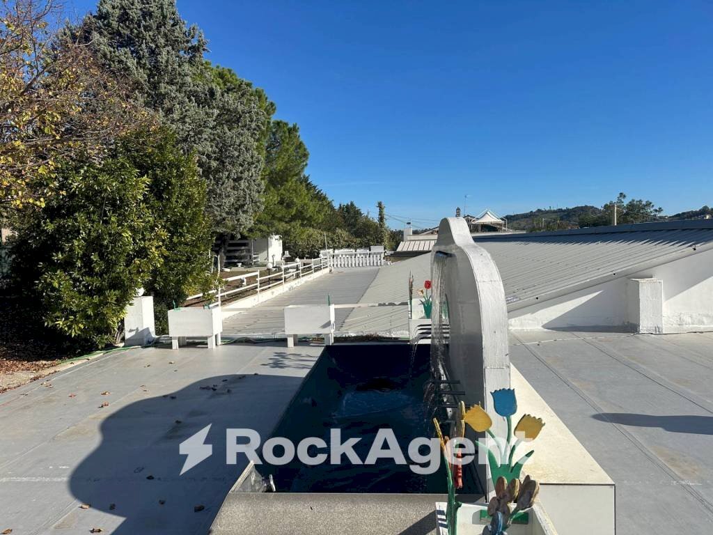 Piscina - Capannone via Valle Sbraccia, 36, Cappelle sul Tavo - foto 1