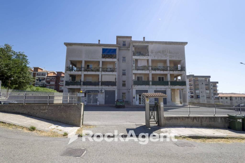 Zona - Quadrilocale via Monsignor Armando Fares, 21, Catanzaro - foto 1
