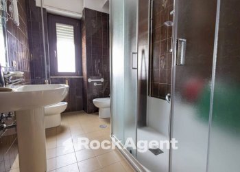 Bagno - Appartamento via Michele Torcia, 8, Catanzaro - foto 19