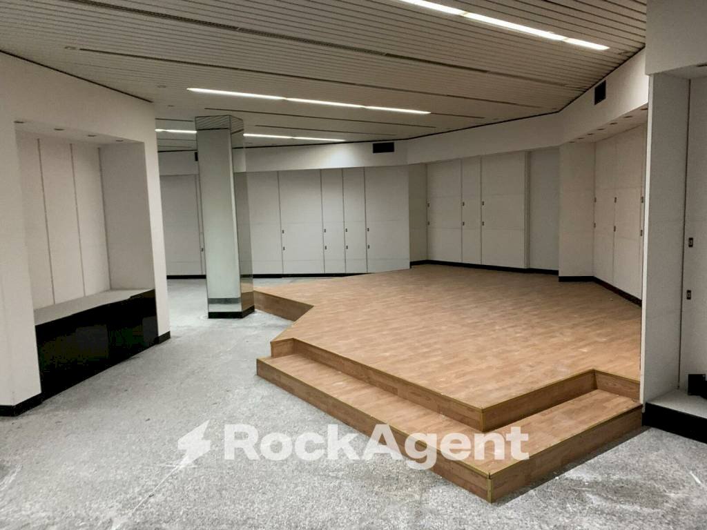 Interno palazzo - Negozio via Roma, Casarano - foto 3