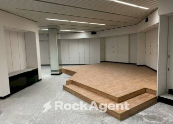 Interno palazzo - Negozio via Roma, Casarano - foto 3