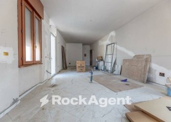 Stanza non arredata - Negozio via Roma, Casarano - foto 18