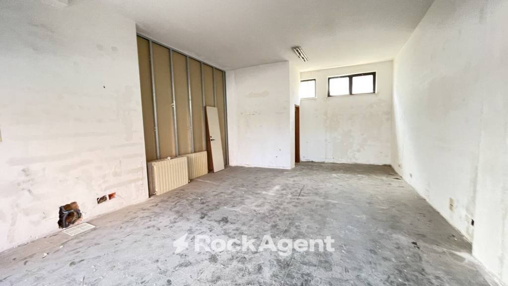 Magazzino - Negozio via Cavour, 92, Alba Adriatica - foto 3