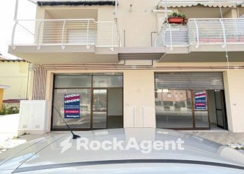 Facciata - Negozio via Cavour, 92, Alba Adriatica - foto 1