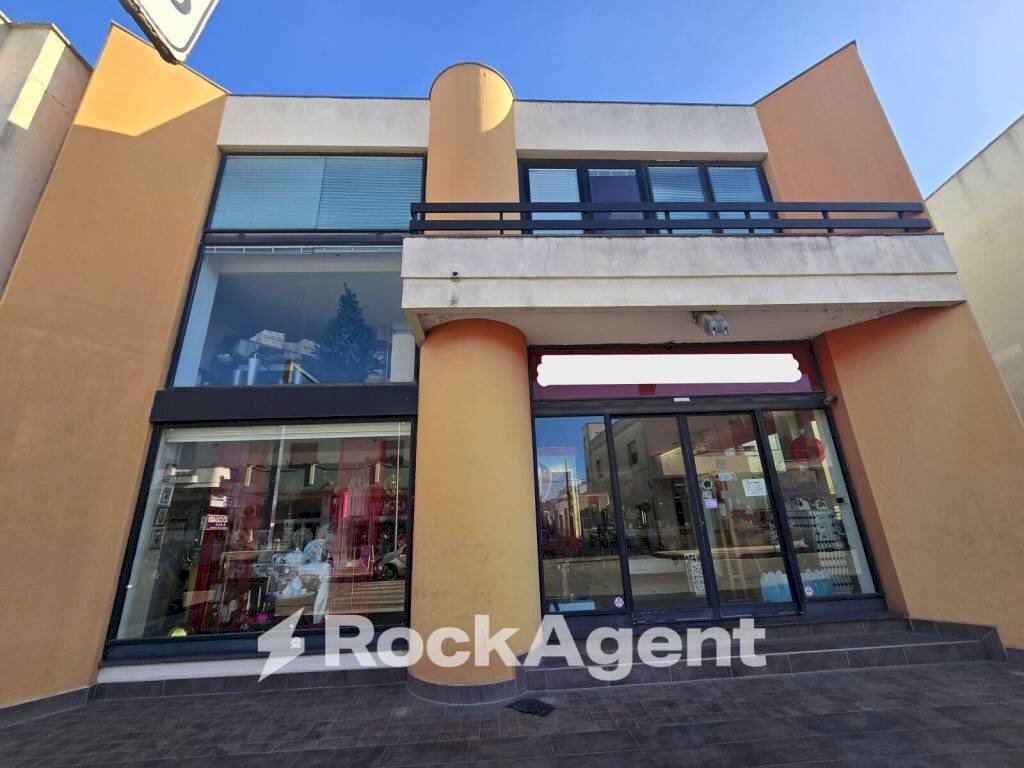 Facciata - Negozio via Regina Margherita, 223, Taviano - foto 1