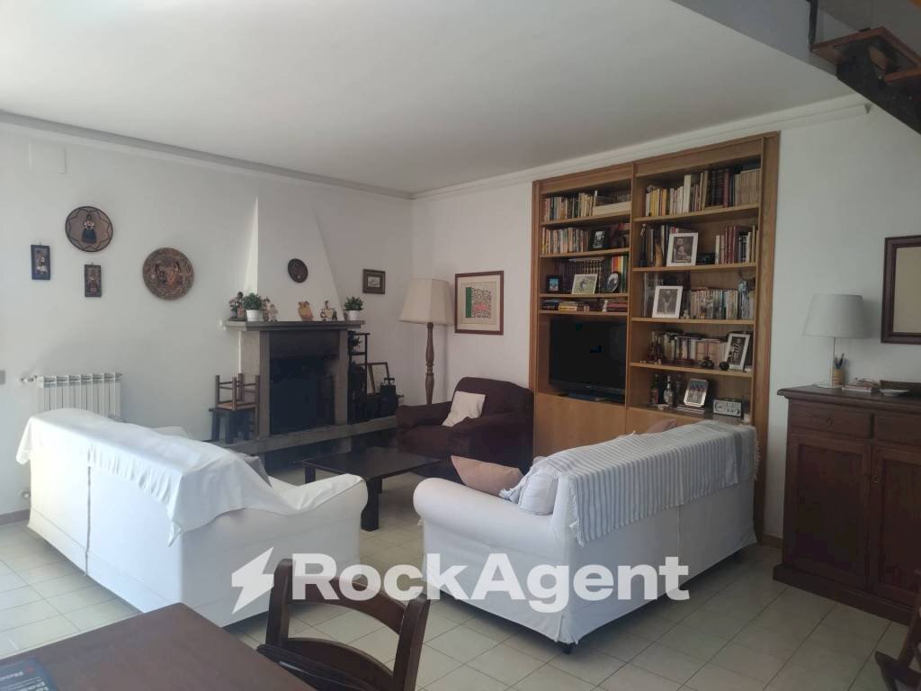 Salone - Villa via Ten.Tito Mechilli, 3, Caprarola - photo 3