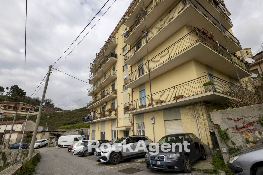 Facciata - Trilocale via Candela, 12, Catanzaro - foto 1