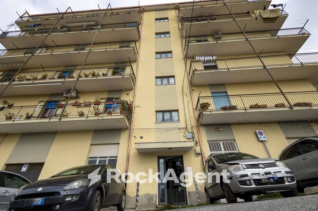 Facciata - Trilocale via Candela, 12, Catanzaro - foto 3