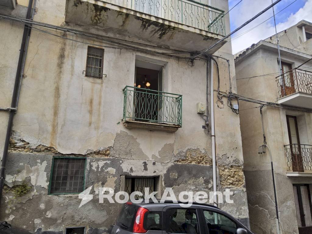 Cortile interno - Casa indipendente via Giacomo Leopardi, 36, Gioiosa Ionica - foto 3