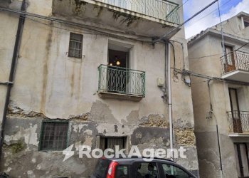 Cortile interno - Casa indipendente via Giacomo Leopardi, 36, Gioiosa Ionica - foto 3