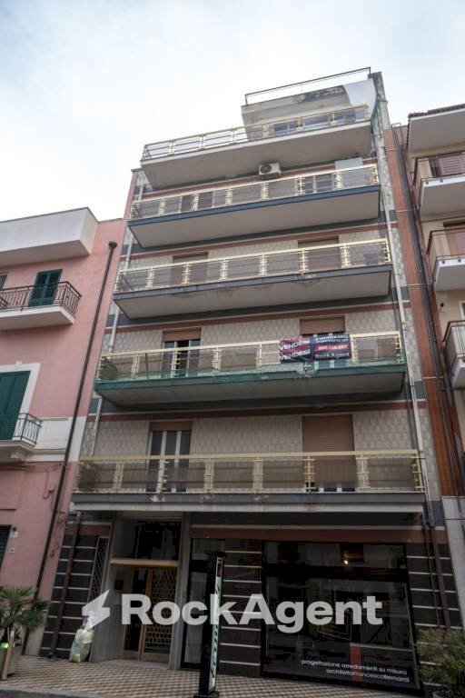 Facciata - Magazzino via Spinazzola, 25, Gravina in Puglia - foto 1