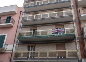 Facciata - Magazzino via Spinazzola, 25, Gravina in Puglia - foto 1