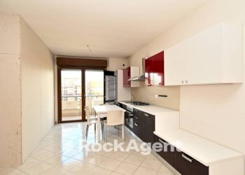 Cucina - Bilocale via del Crocifisso, 115, Latina - foto 3