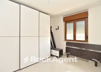 Camera da letto - Bilocale via del Crocifisso, 115, Latina - foto 15
