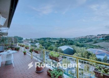 Terrazzo - Quadrilocale viale Camillo Benso di Cavour, 238, Siena - foto 1