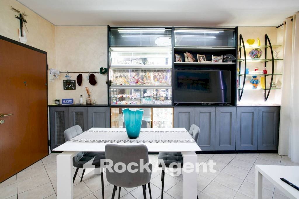 Salone - Trilocale via Lino Liviabella, 99, Roma - foto 1