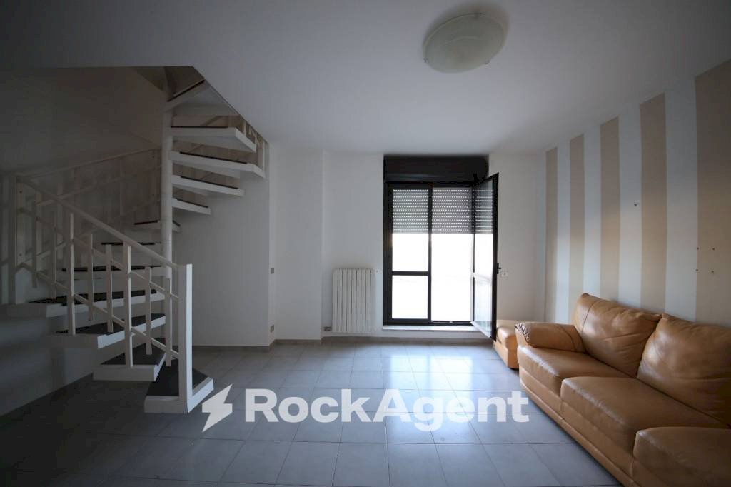 Salone - Quadrilocale piazza Sandro Pertini, 12, Taranto - foto 2