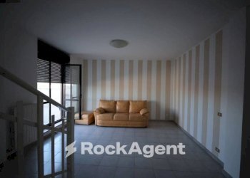 Interno non residenziale - Quadrilocale piazza Sandro Pertini, 12, Taranto - foto 1