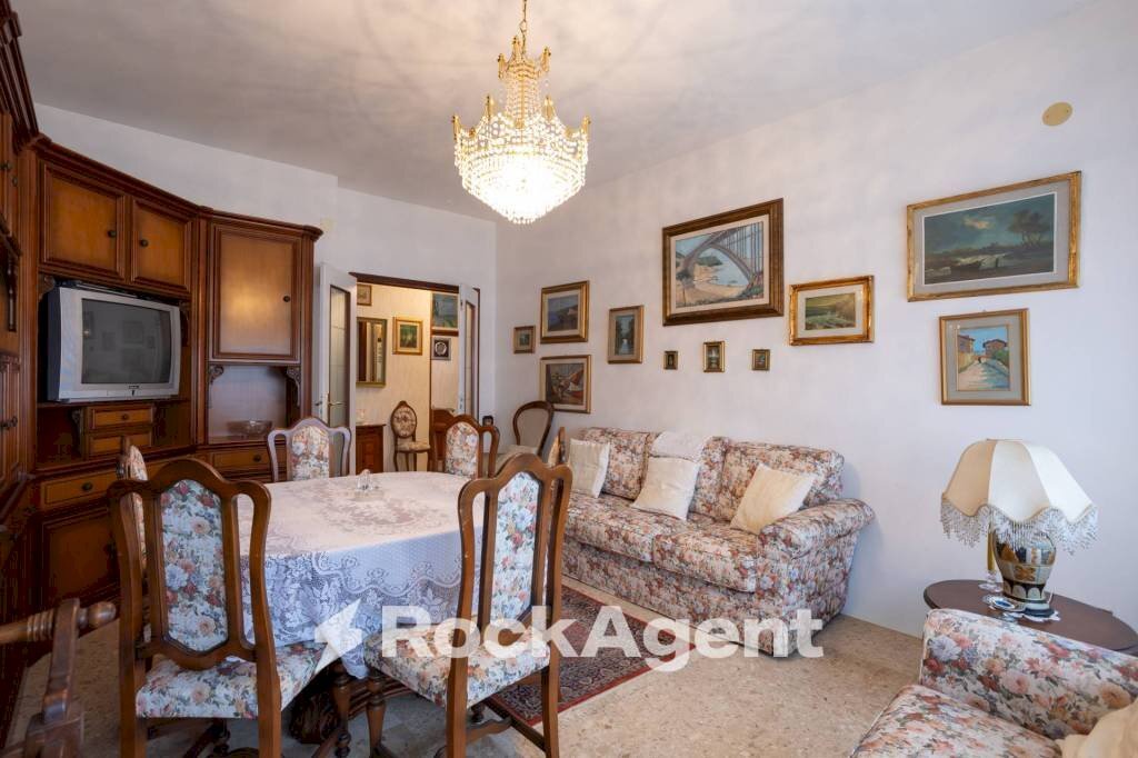 Salone - Trilocale via Marco Mastacchi, 238, Livorno - foto 1