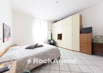 Camera da letto - Quadrilocale via Antonietta Massuccone Mazzini, 20, Genova (zona Bolzaneto) - foto 12