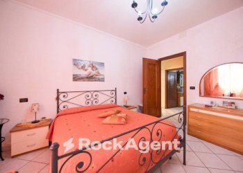 Camera da letto - Quadrilocale via Antonietta Massuccone Mazzini, 20, Genova (zona Bolzaneto) - foto 15