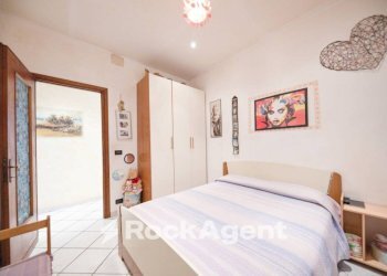 Camera da letto - Quadrilocale via Antonietta Massuccone Mazzini, 20, Genova (zona Bolzaneto) - foto 18