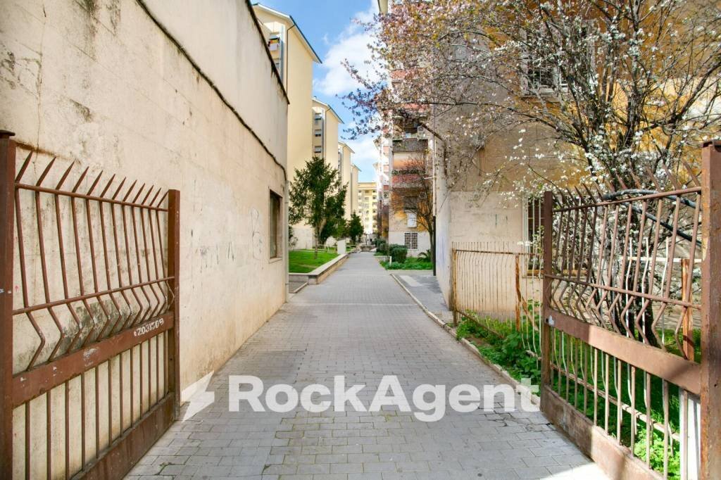 Cortile interno - Bilocale via Calpurnio Fiamma, 130, Roma - foto 1