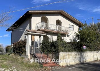 Facciata - Villa contrada Feudo da Sole, 23, Basciano - foto 4
