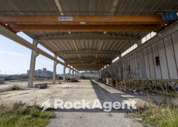 Interno non residenziale - Capannone strada Statale 107 Silana Crotonese, Crotone - foto 11