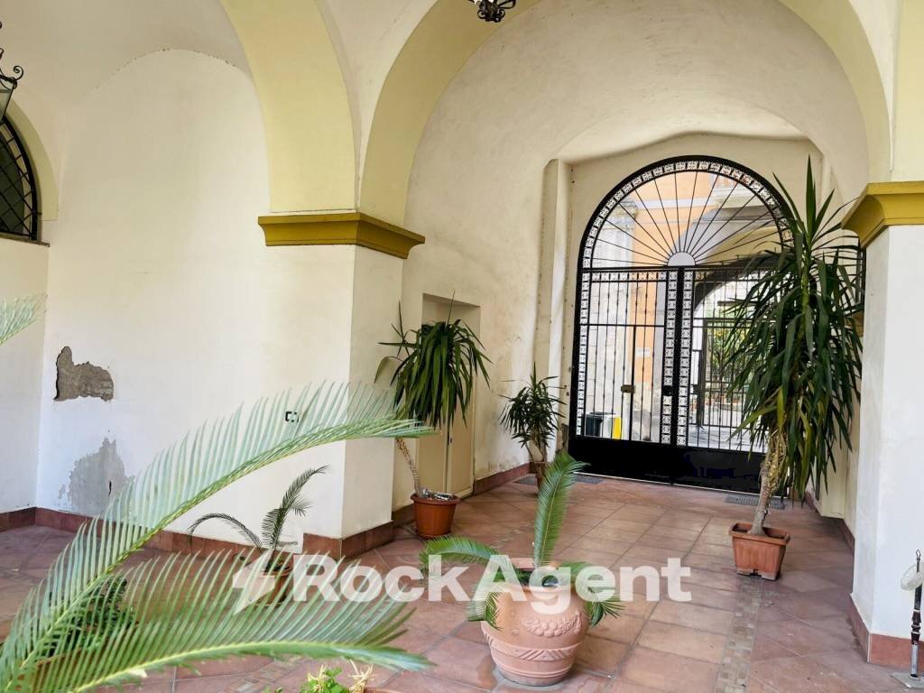 Interno palazzo - Negozio via Costantino Astarita, 43, Pagani - foto 1