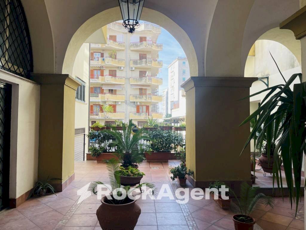 Interno palazzo - Negozio via Costantino Astarita, 43, Pagani - foto 2