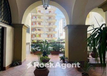 Interno palazzo - Negozio via Costantino Astarita, 43, Pagani - foto 2